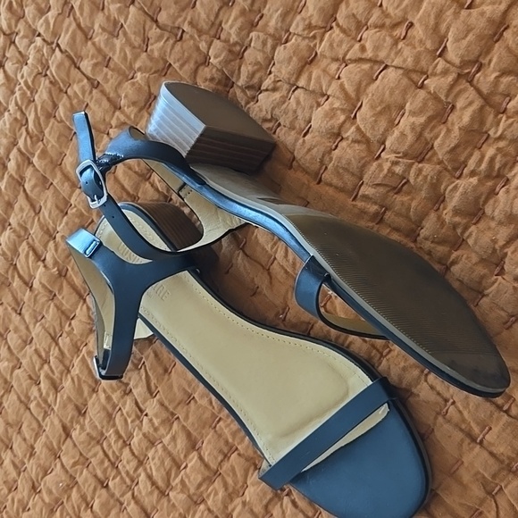 Womens shoes - Picture 3 of 3